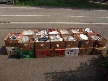 vaisselle tout venant (lot de 13 caisses) beschikbaar voor biedingen