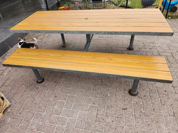 Mooie picknicktafel van de MC Donalds volledig van trespa  beschikbaar voor biedingen