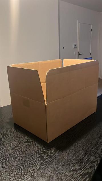 Stevige kartonnen dozen beschikbaar voor biedingen