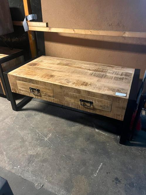 Salontafel mangohout industriël (outlet), Huis en Inrichting, Woonaccessoires | Overige, Zo goed als nieuw, Ophalen