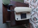 Vintage telefoon met druktoetsen  en telefoonbankje, Ophalen, Gebruikt, Bakeliet