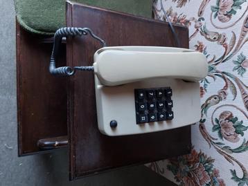 Vintage telefoon met druktoetsen  en telefoonbankje  beschikbaar voor biedingen