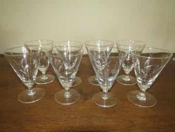 8 wijnglazen op lage poten beschikbaar voor biedingen