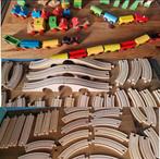 verschillende houten treinen met sporen, Kinderen en Baby's, Speelgoed | Houten speelgoed, Ophalen of Verzenden, Zo goed als nieuw