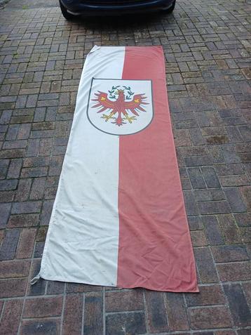 Tiroler vlag beschikbaar voor biedingen