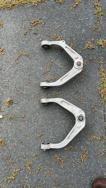 2 triangles supérieurs suspension avant Alfa Romeo 159  beschikbaar voor biedingen