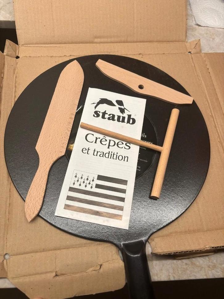 Staub crépière galettiere 32 cm - poêle, Maison & Meubles, Cuisine | Casseroles & Poêles, Neuf, Poêle à frire ou Sauteuse, Fonte