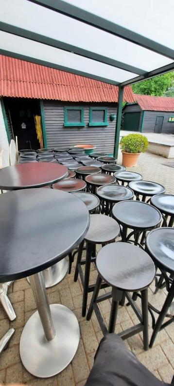 Diverse barkrukken (38 totaal) + hoge bartafeltjes beschikbaar voor biedingen