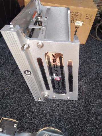 Beugel voor het hijsen van een buitenboordmotor.  BMS USA beschikbaar voor biedingen