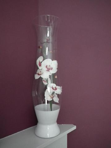 Grote glazen vaas en 2 kunstmatige orchideeëntakken beschikbaar voor biedingen