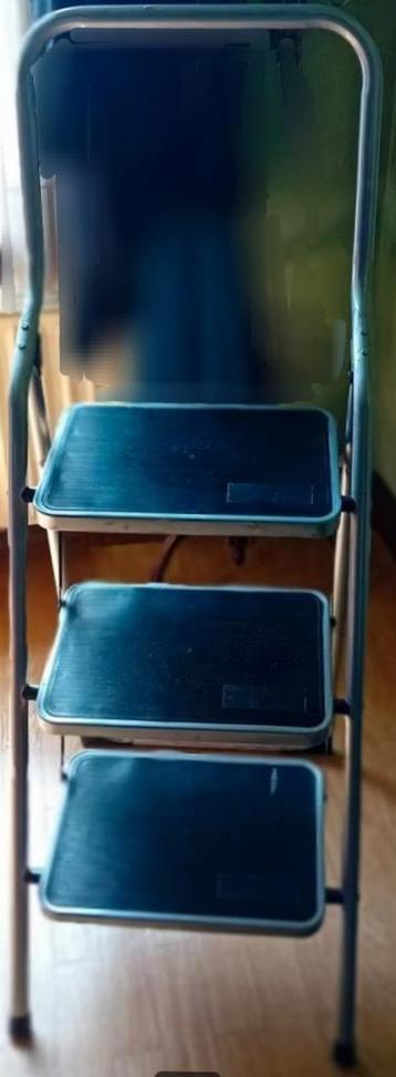 Trapladder met 3 treden, perfecte staat Opgevouwen = H130x10 beschikbaar voor biedingen