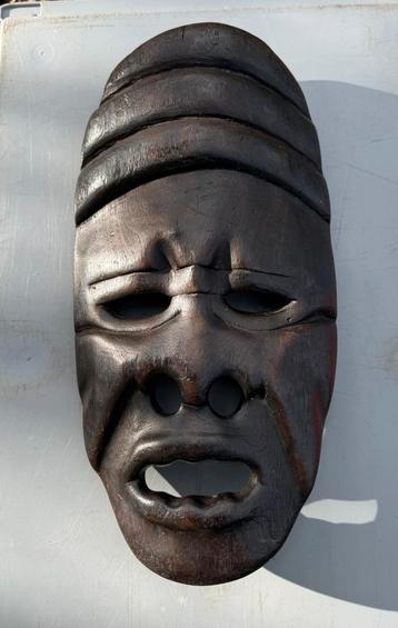 Houten masker beschikbaar voor biedingen