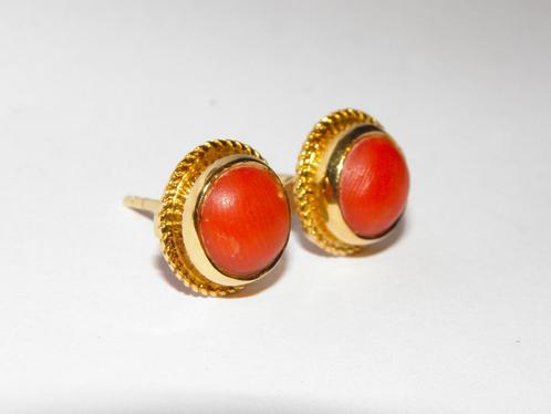18K gouden oorstekers met Bloedkoraal 💎, Handtassen en Accessoires, Oorbellen, Zo goed als nieuw, Knopjes of Stekers, Goud, Rood