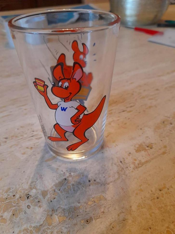 Glas van Amora mosterd met de kangoeroe van Walibi erop, Verzamelen, Glas en Drinkglazen, Nieuw, Frisdrankglas, Ophalen of Verzenden
