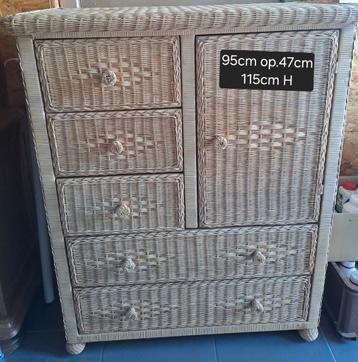 rotan kast beschikbaar voor biedingen