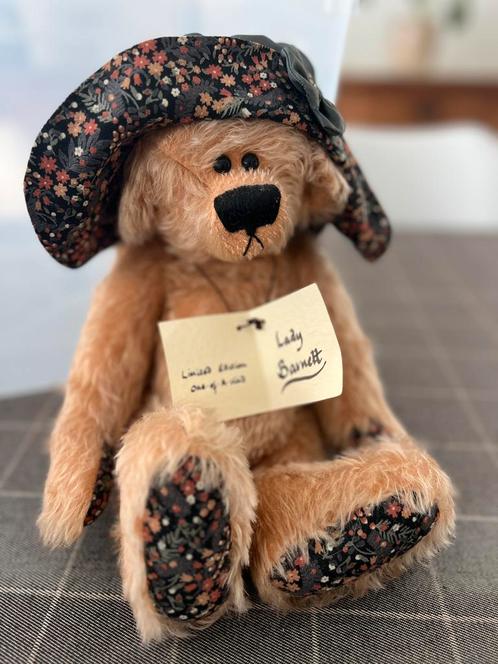 Handgemaakte beer “Lady Barnett”, Verzamelen, Beren en Cherished Teddies, Zo goed als nieuw, Ophalen of Verzenden