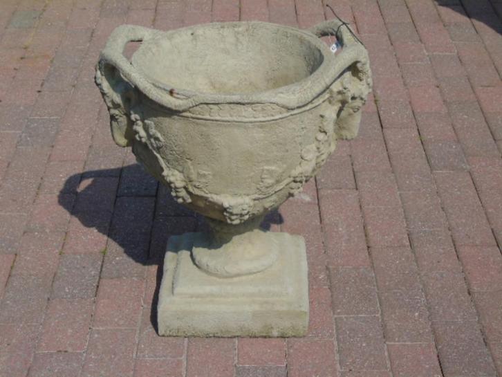 vasque jardinière avec dessins et tête de bélier en pierre, Jardin & Terrasse, Vases de jardin, Neuf, Enlèvement
