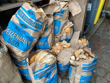 Vers oud brood beschikbaar voor biedingen