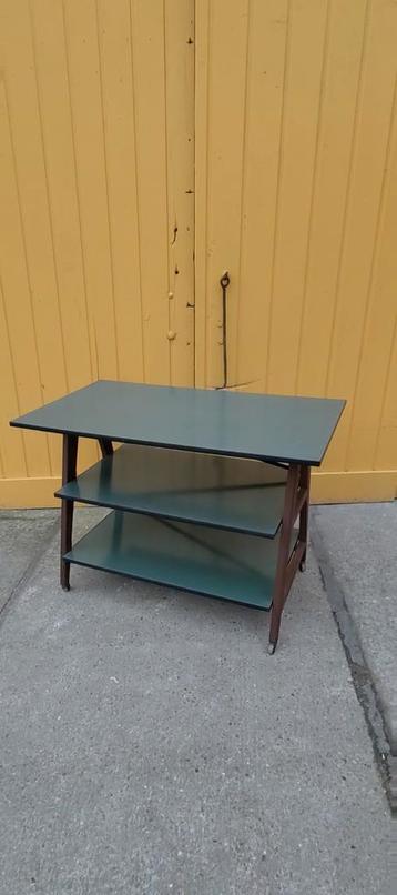 Vintage roltafel beschikbaar voor biedingen