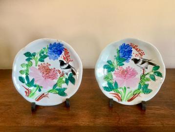 2 kleurrijke Chinese sierborden in celadon beschikbaar voor biedingen