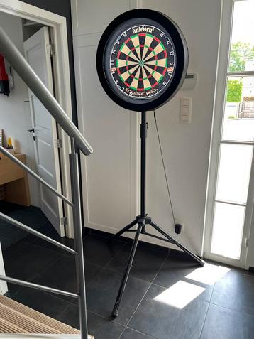 Dartdbord met houder en verlichting surrond beschikbaar voor biedingen
