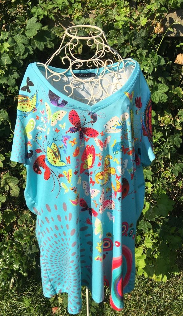 Turquoise T-shirt met gekleurde vlinders en steentjes T4, Kleding | Dames, T-shirts, Zo goed als nieuw, Maat 46/48 (XL) of groter