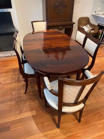 Table de salon avec 8 chaises beschikbaar voor biedingen