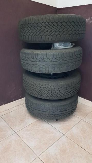 4 winterbanden , 4 wieldeksels vw , staander en hoes beschikbaar voor biedingen