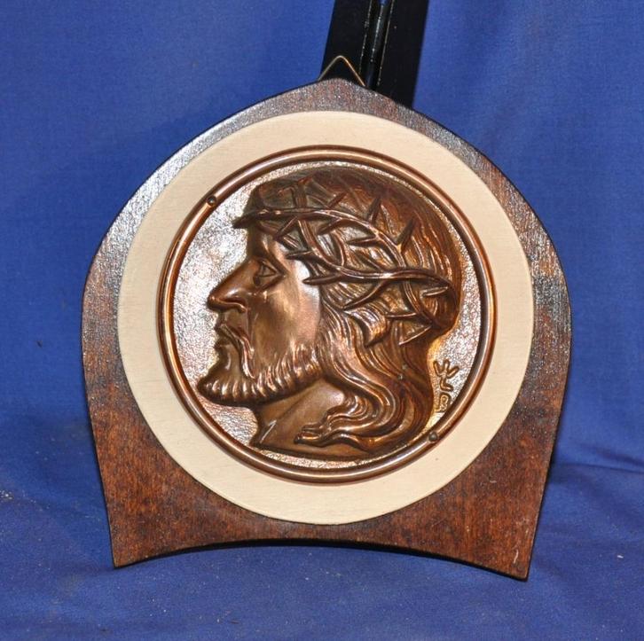 tete de christ cuivre rouge sur bois a supendre, Antiquités & Art, Antiquités | Objets religieux, Enlèvement ou Envoi