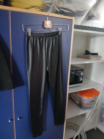 Zwarte broek beschikbaar voor biedingen
