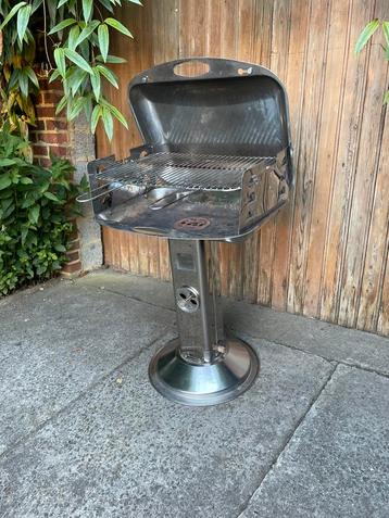 Barbecue houtskool beschikbaar voor biedingen