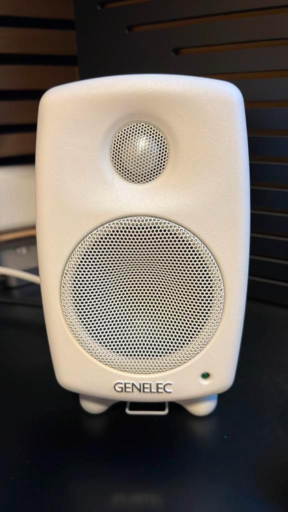 Studio Monitor Genelec 8010A Wit x 2 met wandbeugels, Computers en Software, Audio-software, Zo goed als nieuw, Ophalen