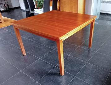 Eettafel beschikbaar voor biedingen