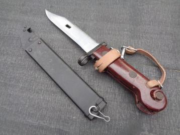 AK 47 bajonet met schede beschikbaar voor biedingen