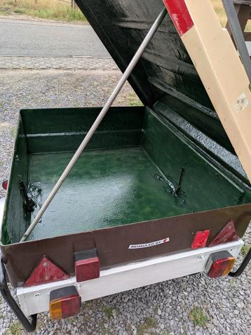 Gesloten aanhagertje beschikbaar voor biedingen