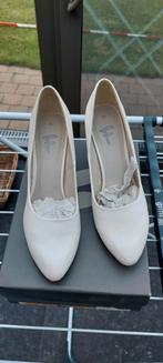 witte pumps maat 40, Vêtements | Femmes, Chaussures, Enlèvement ou Envoi, Escarpins, Porté, Blanc