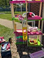 Barbie stadhuis met attributen en pop en kleren., Ophalen, Gebruikt