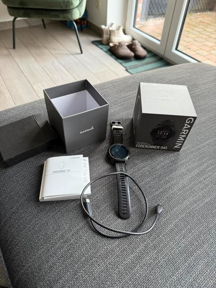 Garmin Forerunner 945, Bijoux, Sacs & Beauté, Montres de sport, Comme neuf, Enlèvement