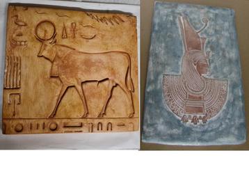 2 Oude decors basreliëf Egyptische stiergod APIS + CLEOPATRA beschikbaar voor biedingen