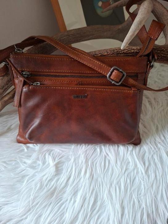 Lederen cognac handtas crossbody Justified Amsterdam design, Handtassen en Accessoires, Tassen | Damestassen, Zo goed als nieuw