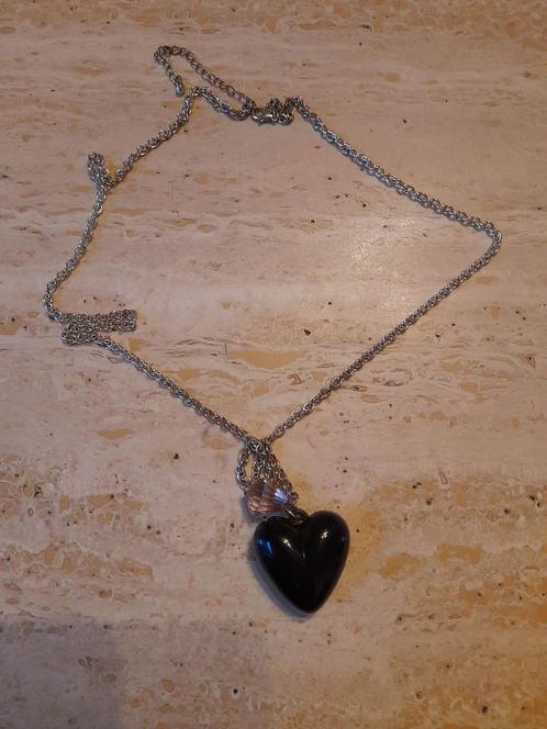 Halsketting met zwart hart, Handtassen en Accessoires, Kettingen, Gebruikt, Kunststof, Zwart, Met strass, Verstelbaar, Ophalen of Verzenden
