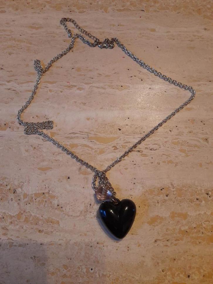 Collier en forme de cœur noir, Bijoux, Sacs & Beauté, Colliers, Utilisé, Synthétique, Noir, Avec strass, Réglable, Enlèvement ou Envoi