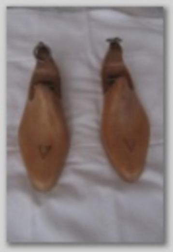 antieke vormhouders voor schoenen beschikbaar voor biedingen