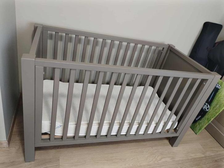 Kinderbedje 67 cm breedte op 132 cm lengte, Kinderen en Baby's, Kinderkamer | Bedden, Zo goed als nieuw, Minder dan 140 cm, Minder dan 70 cm