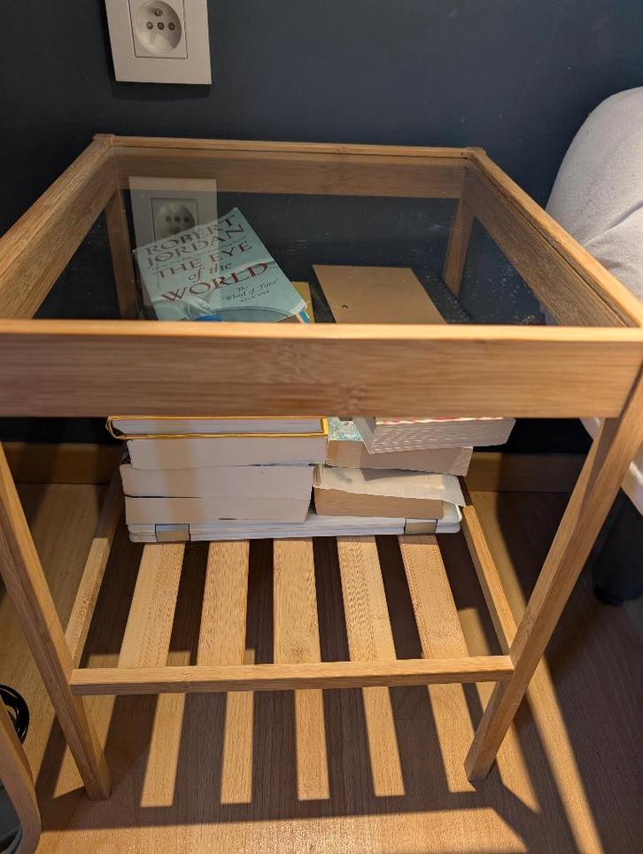 set van IKEA NESNA bamboe nachttafeltjes met glazen blad, Huis en Inrichting, Tafels | Bijzettafels, Gebruikt, Vierkant, Minder dan 45 cm