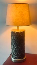 Lampe élégante, base texturée dorée/bronze - très bon etat, Maison & Meubles, Enlèvement, Comme neuf, Métal, 50 à 75 cm