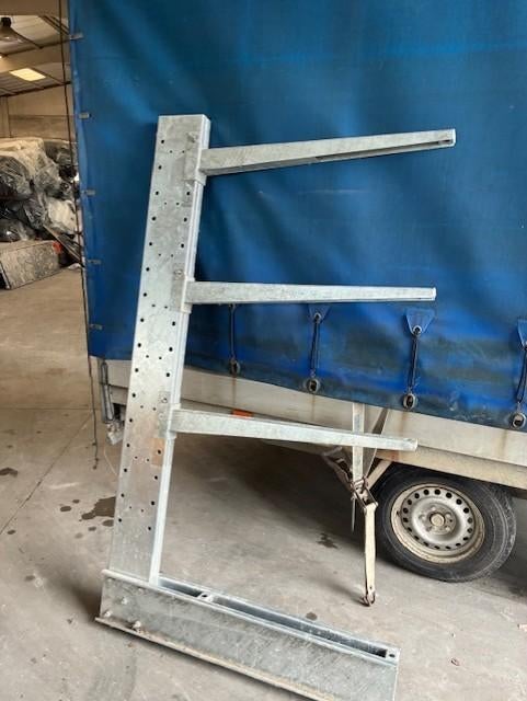 Étagère en porte-à-faux, Nouvelle construction ou Construction