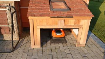 Robotmaaier garage thermowood met automatisch rolluik, Tuin en Terras, Robotmaaiers, Ophalen, Zo goed als nieuw