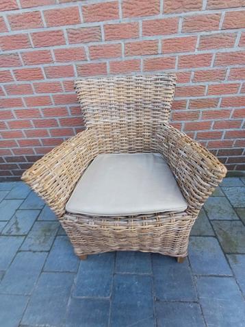 Set grove rieten eetkamerstoelen met bijhorend zitkussen. beschikbaar voor biedingen