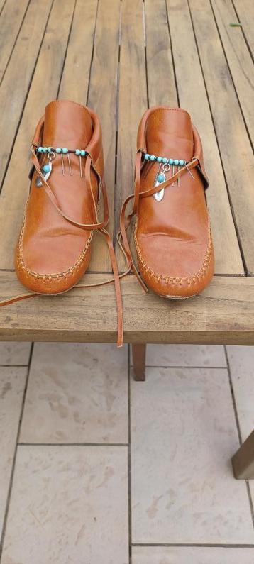 mooie cognac/camel schoenen met vetes en blauwe kralen beschikbaar voor biedingen
